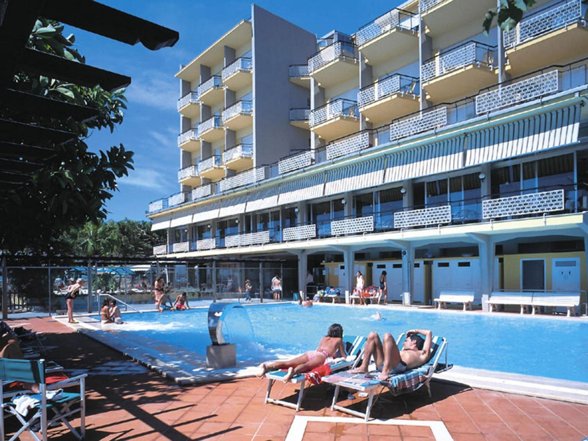 Hotel Bellevue Et Mediterranee Diano Marina Exterior foto